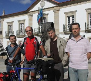 Ciclista cultural em frente à Câmara Municipal de Miranda do Douro 