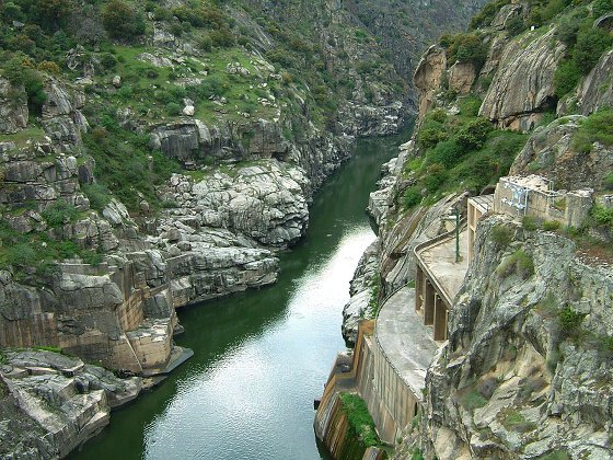 Vista do rio Douro à jusante da barragem de Picote