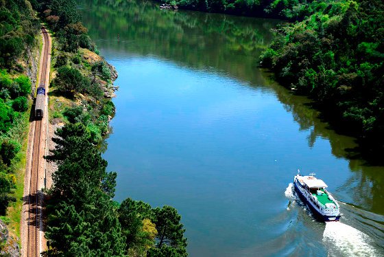 Linha do Douro ao lado do canal navegável do rio Douro